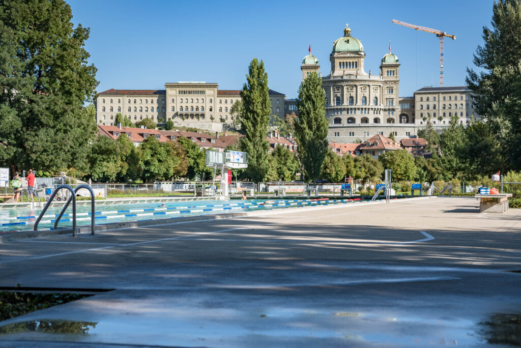 Freibad Marzili mit Bundeshaus im Hintergrund