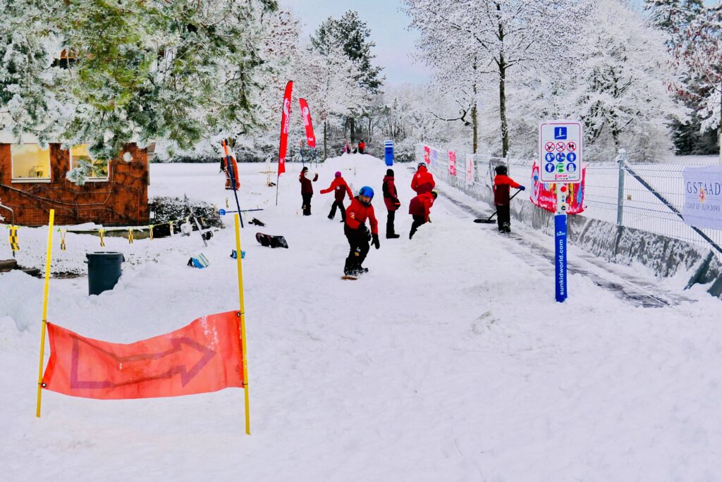 Kinder snowboarden auf der Skipiste im Weyermannshaus