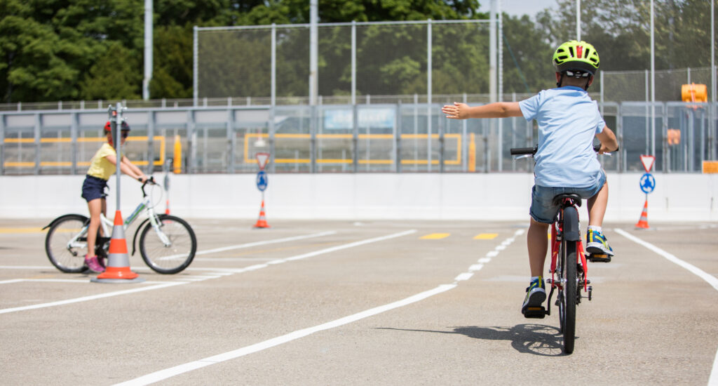 Kinder auf dem Velo auf dem Verkehrspark im Weyerli