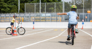 Kinder auf dem Velo auf dem Verkehrspark im Weyerli