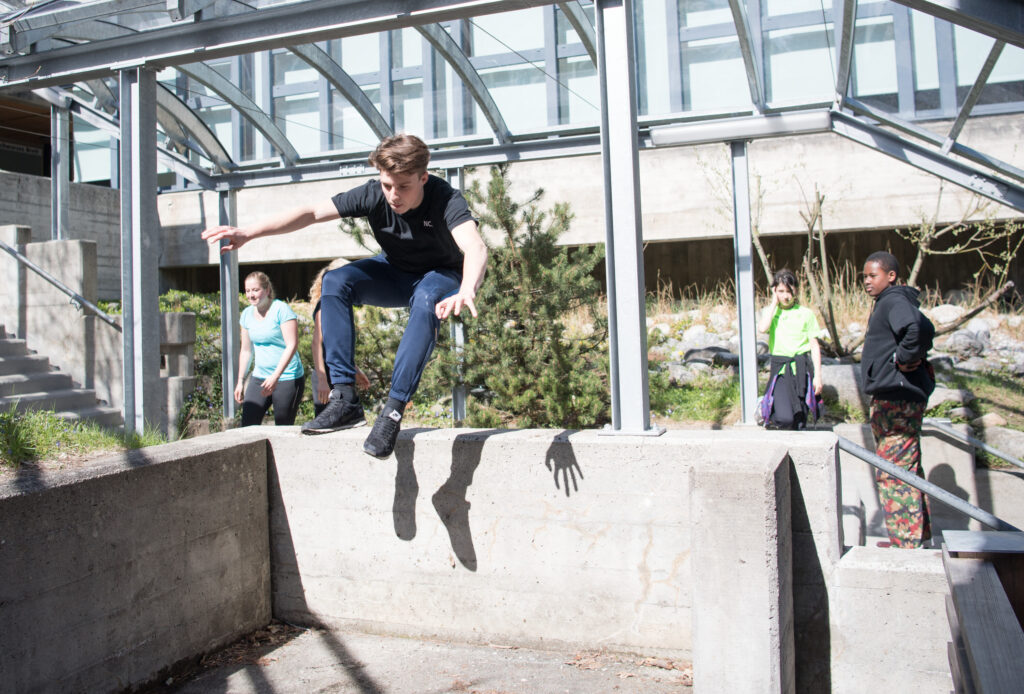 Kind beim Parcours im Sportlager Fiesch