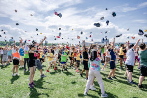 Kinder werfen am Kids Sports Day 2022 ihre Hüte in die Luft