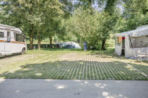 Leerer Stellplatz im Campingplatz Eichholz.
