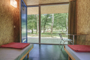 Zimmer auf dem Campingplatz Eichholz mit Aussicht nach Draussen.