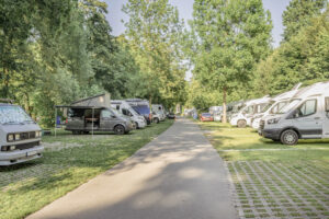 Verschiedene Wohnmobile auf den Stellplätzen im Campingplatz Eichholz.