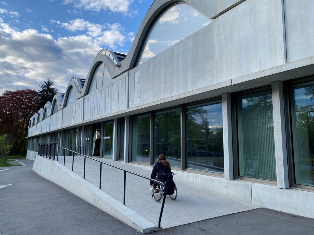 Eingangsrampe Schwimmhalle mit Rollstuhl