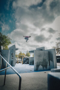 Mann beim Sprung auf der Parkour- und Bewegungsanlage Wankdorf