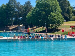 Kinder am Schwimmbahnrand beim Kids Triathlon 2022