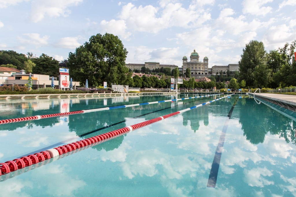 Freibad Marzili mit Bundeshaus im Hintergrund