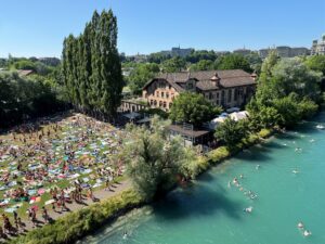 Sommerliche Szene mit vielen Menschen an der Aare