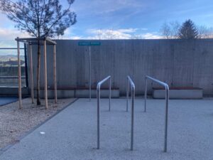 Parallel-Barren auf der Street-Workout-Anlage bei der Schule Baumgarten