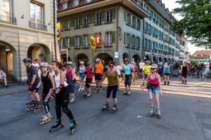 Inlineskaterinnen und -skater fahren über den Waisenhausplatz in Bern