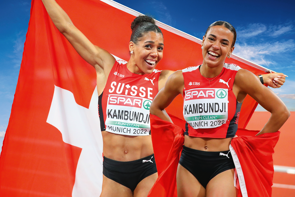 Mujinga und Ditaji Kambundji mit Schweizer Fahne