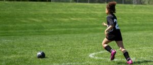 Mädchen spielt Fussball