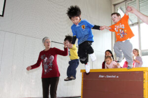 Kinder spielen in einer Turnhalle