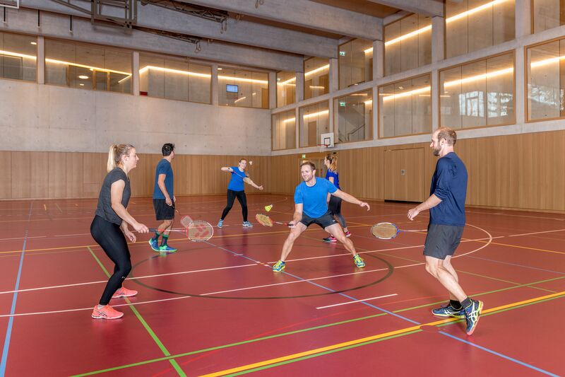 Personen beim Badminton spielen