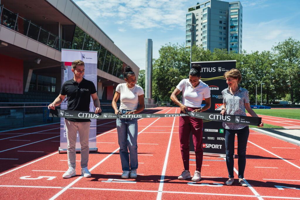 Matyas Korbrehel, Ditaji und Mujinga Kambundji und Franziska Teuscher durchschneiden ein Band auf der neuen Laufbahn des Leichtatlethikstadions Wankdorf