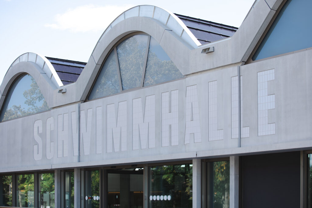 Schwimmhalle von aussen.