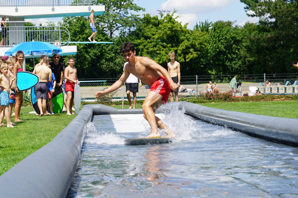 Junger Mann fährt Skimboard