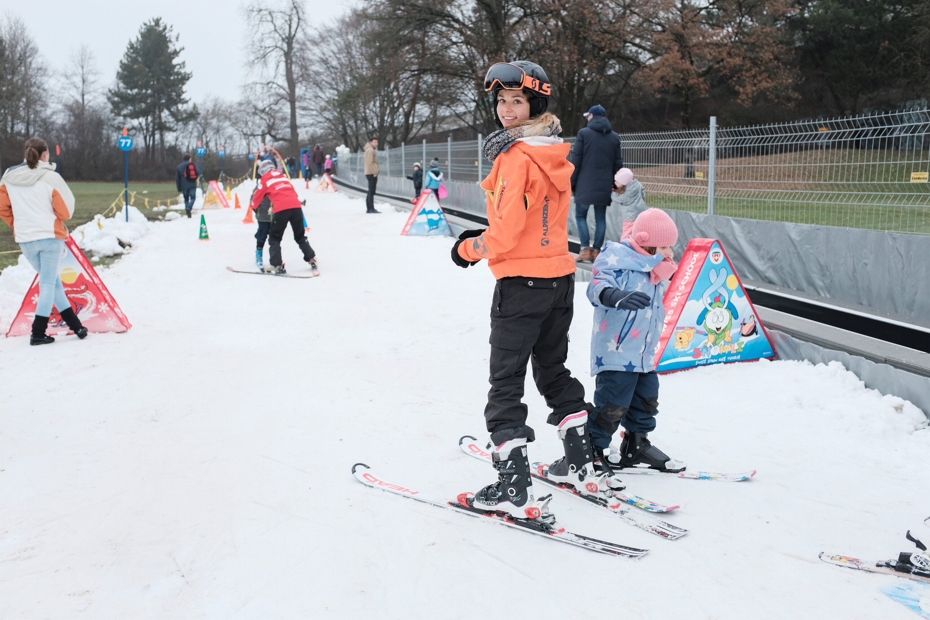 Kinder und Erwachsene auf der Skipiste im Weyerli 2017