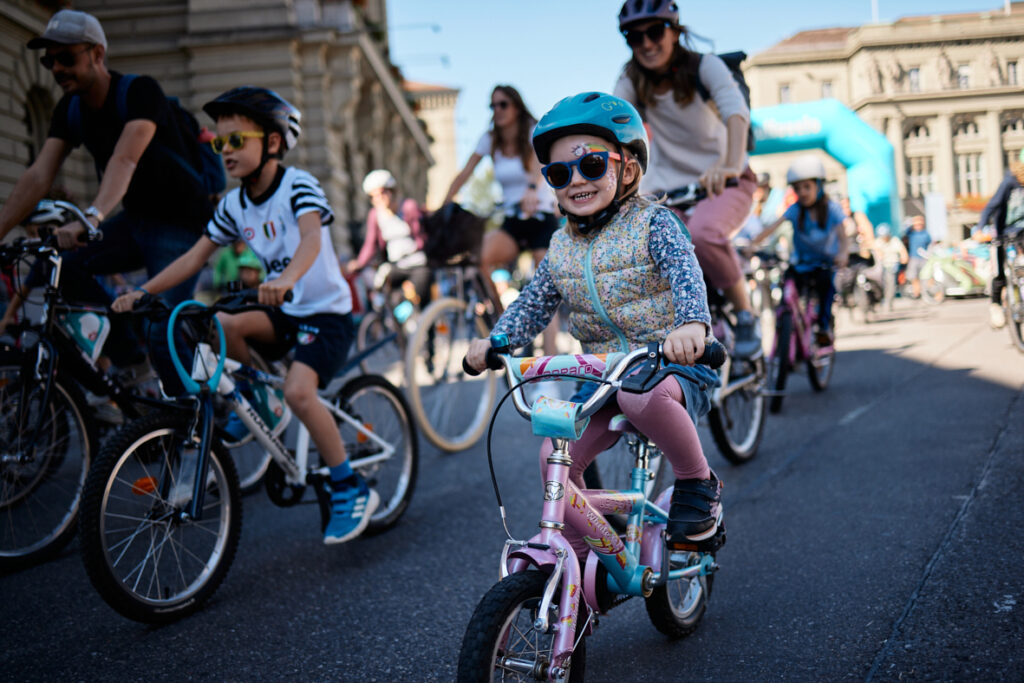 Familien auf Fahrrad: Hallo Velo Bern Festival