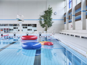 Symbolbild des Hallenbads Wyler mit Schwimmreifen für den Event Familiensonntage