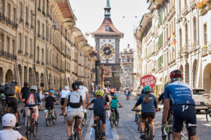Velofahrer in der Berner Innenstadt am Anlass Hallo Velo, im Hintergrund die Zytglogge