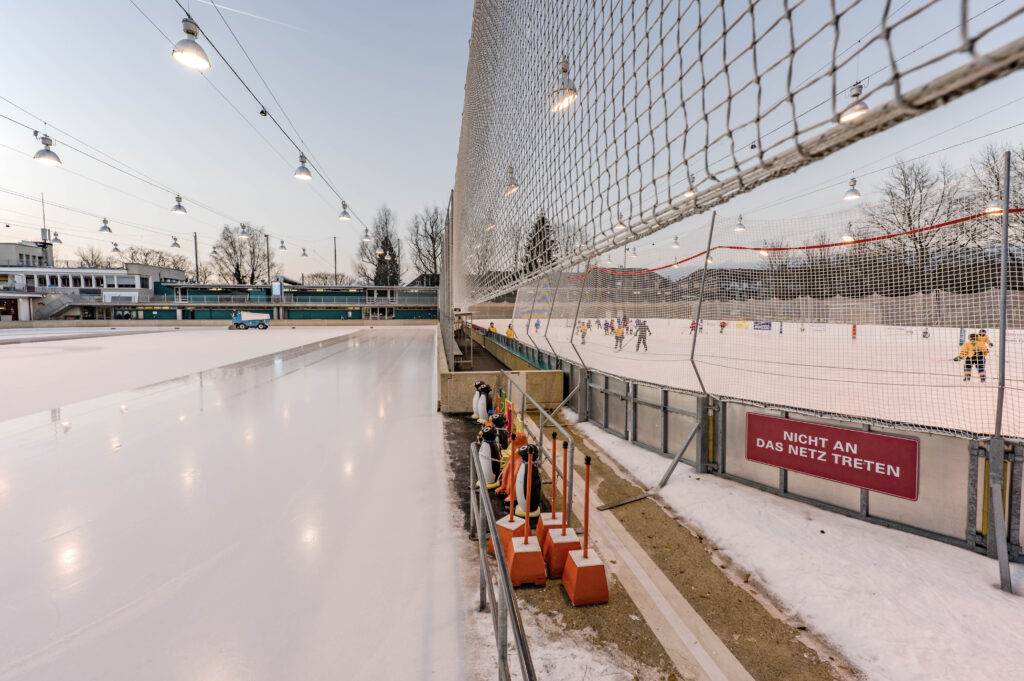 Kunsteisbahn Ka-We-De (Publikumsfeld links, Hockeyfeld rechts