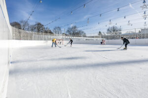 Personen am Eishockey spielen auf der Kunsteisbahn Weyermannshaus