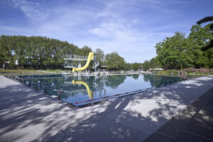 Freibad Wyler 50m-Becken mit Sprungturm und Rutschbahn Crazy Jump