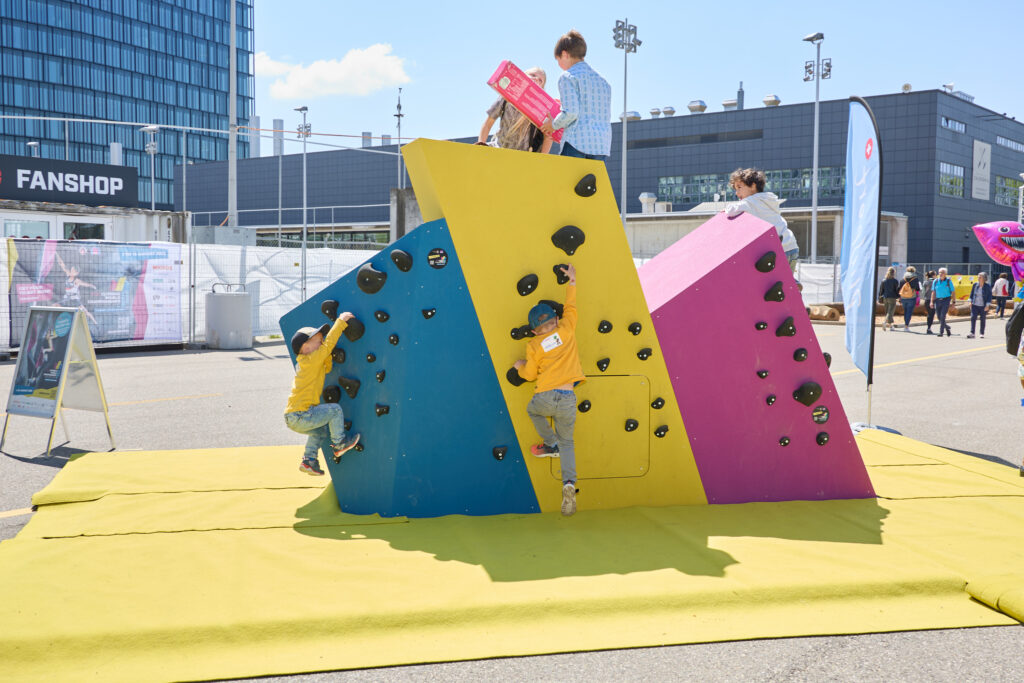 Kinder Klettern auf dem Boulder-Block der Kletter-WM 2023