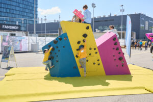 Kinder Klettern auf dem Boulder-Block der Kletter-WM 2023