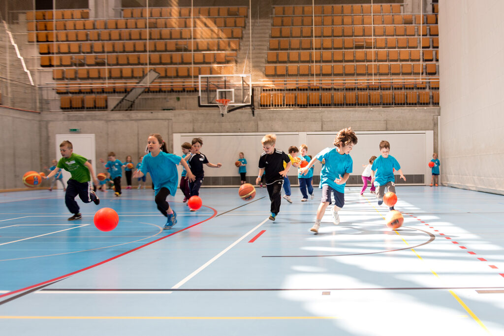 Kinder beim Ballspielen