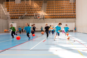 Kinder beim Ballspielen