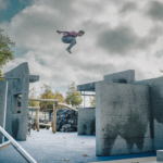 Mann beim Sprung auf der Parkour- und Bewegungsanlage Wankdorf