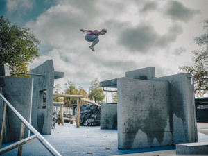 Mann beim Sprung auf der Parkour- und Bewegungsanlage Wankdorf