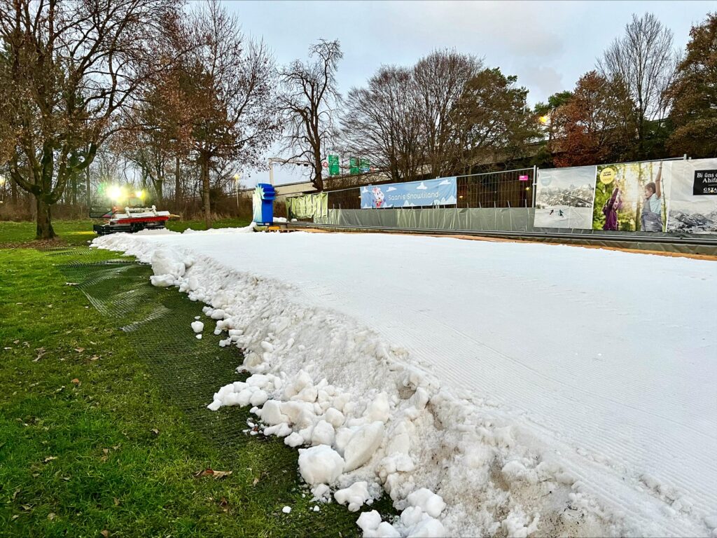 Piste Schneespass im Weyerli mit Pistenfahrzeug im Hintergrund