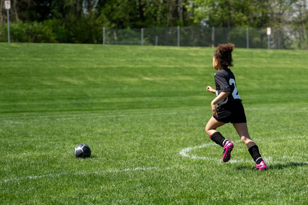 Mädchen beim Fussball spielen