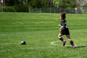 Mädchen beim Fussball spielen