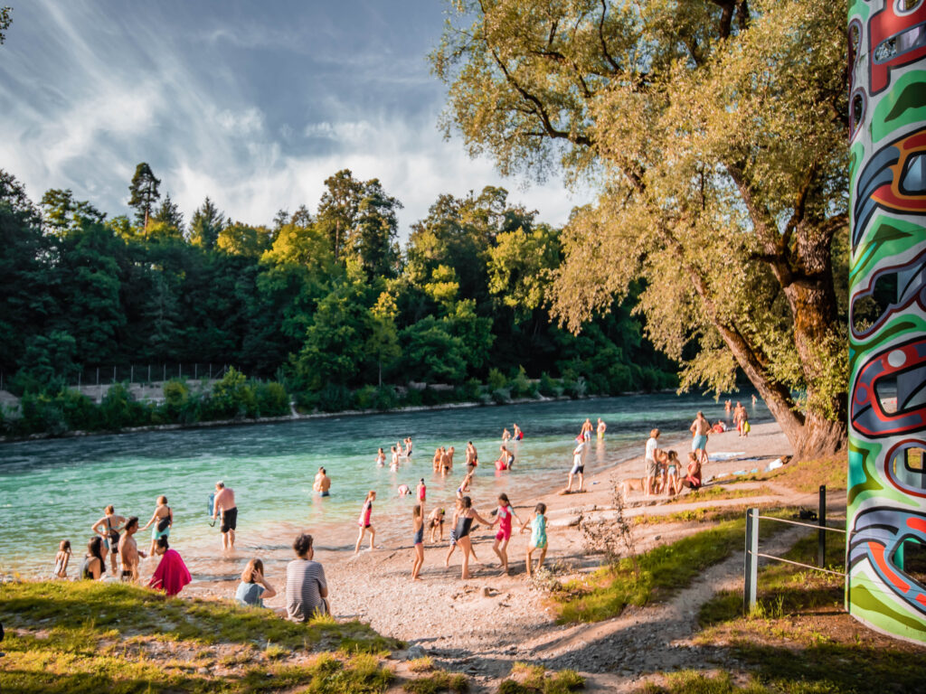 Menschen am Strand am Aareufer beim Camping Eichholz Bern