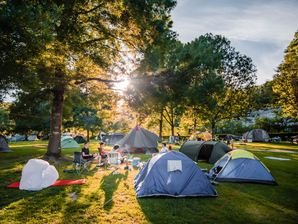 Zelte auf dem Campingplatz Eichholz