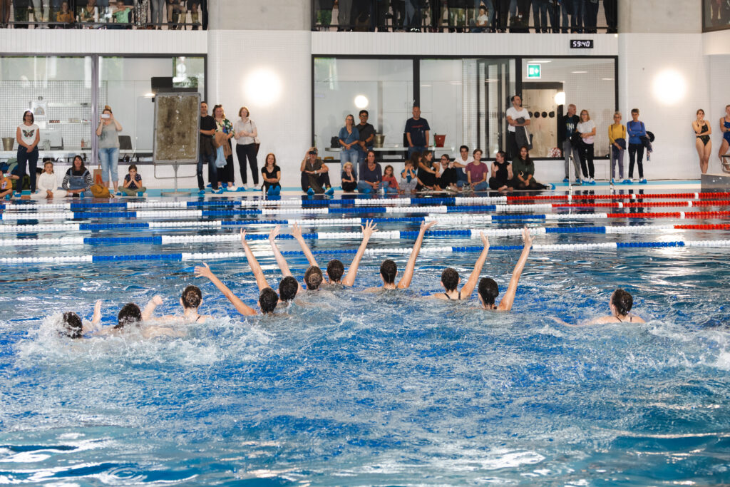 Synchronschwimmerinnen am Tag der offenen Tür in der Schwimmhalle Neufeld
