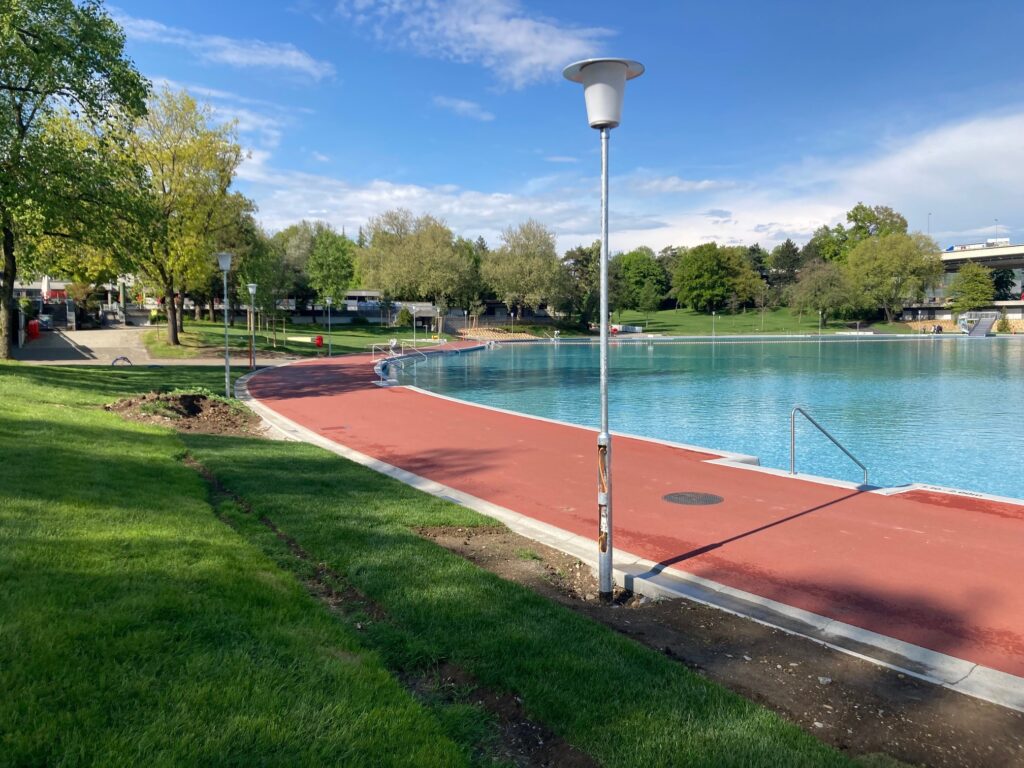 Rasen und Becken Freibad Weyermannshaus