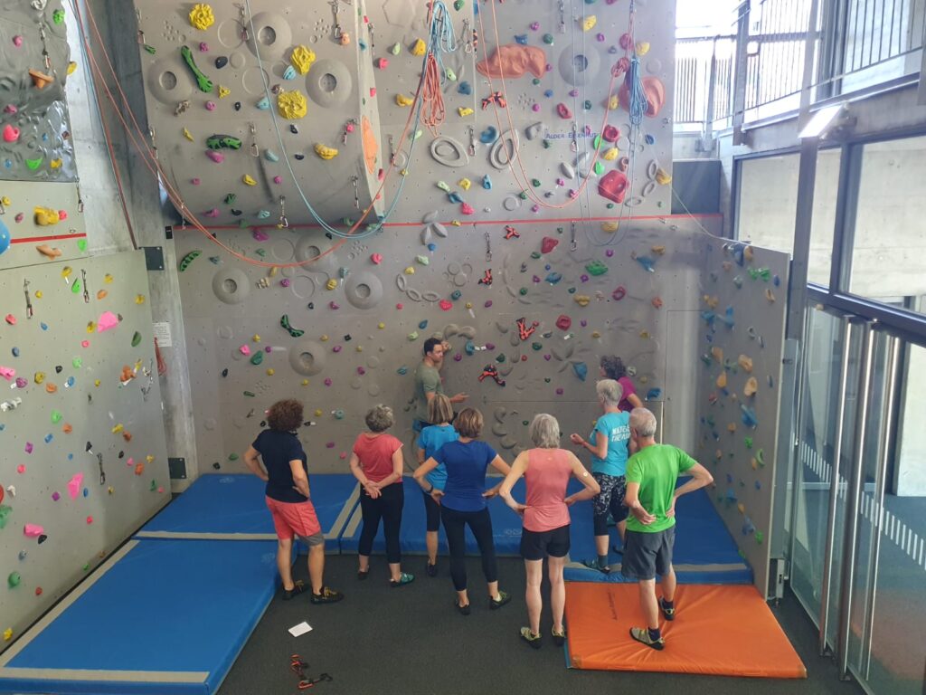 Eine Gruppe Senior*innen beim Klettern