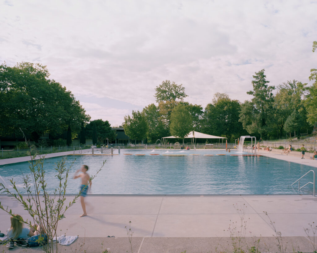 Ein Kind steht vor dem 50m-Becken im Freibad Wyler