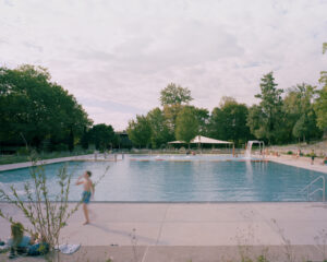 Ein Kind steht vor dem 50m-Becken im Freibad Wyler